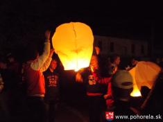Dni obce 2013&nbsp;-Sobotňajší program ukončil polnočný ohňostroj a&nbsp;balóny šťastia.